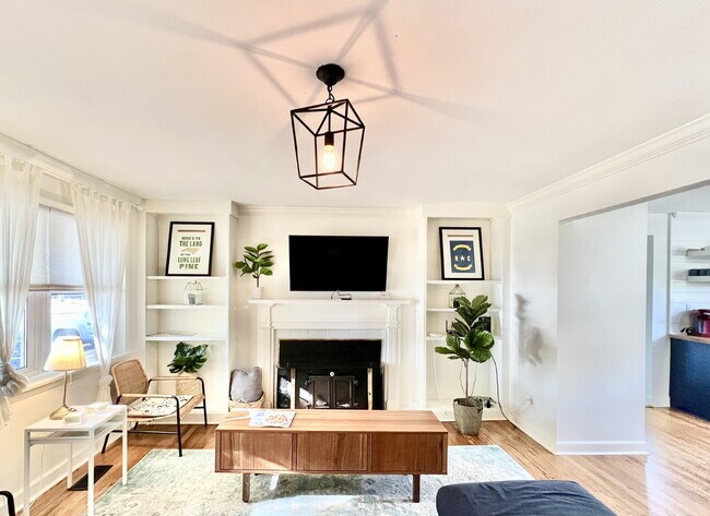 Foto del edificio - RARE - 5 BEDROOM RANCH on ONE ACRE!