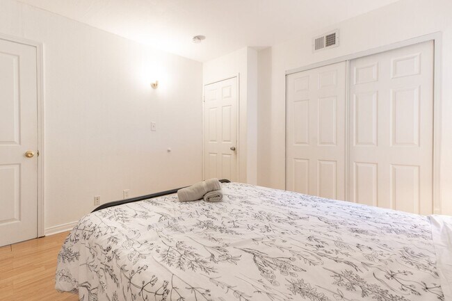 Building Photo - Cozy Zen Retreat Home with 4BD+3BA  Share ...