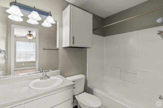 3 habitaciones, 2 baños - 1049 pies cuadrados - Baño - Bent Tree Apartments