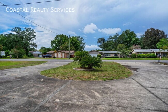Building Photo - 318 Pelham Rd