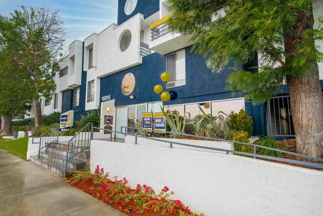 Building Photo - Chateau Lakeside Apartments