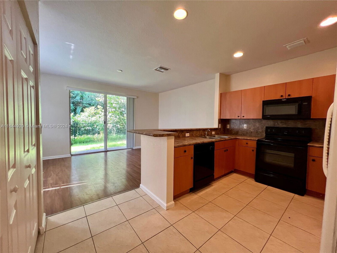 Foto principal - 8208 SW 29th St