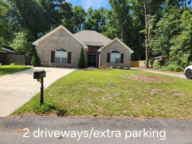 Front, 2 Driveways - 113 Willowbrook Cir