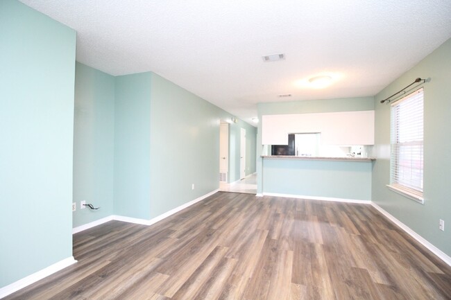 Foto del edificio - 2 Bed, 2 Bath 1st Floor Condo Near Pensaco...