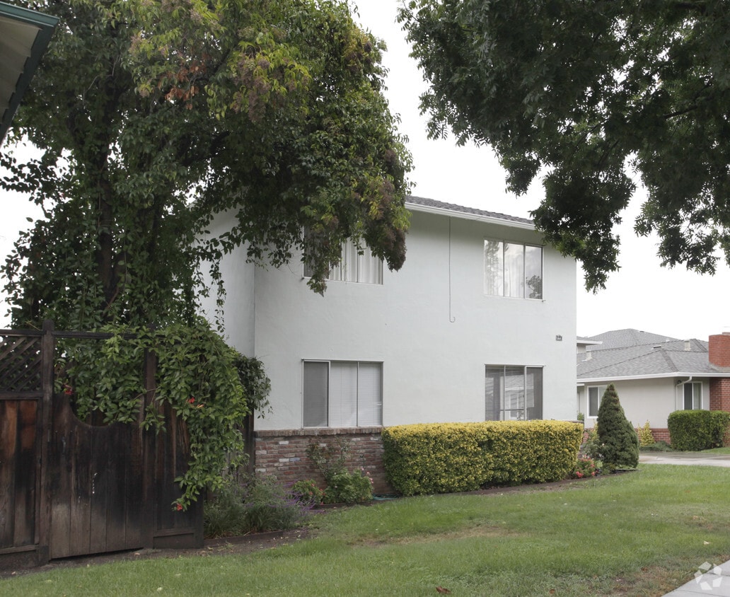 Building Photo - 883 Blair