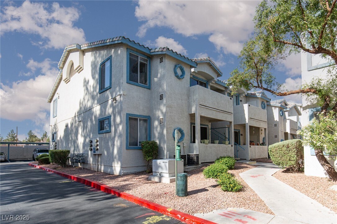 Foto principal - 4960 Harrison Dr