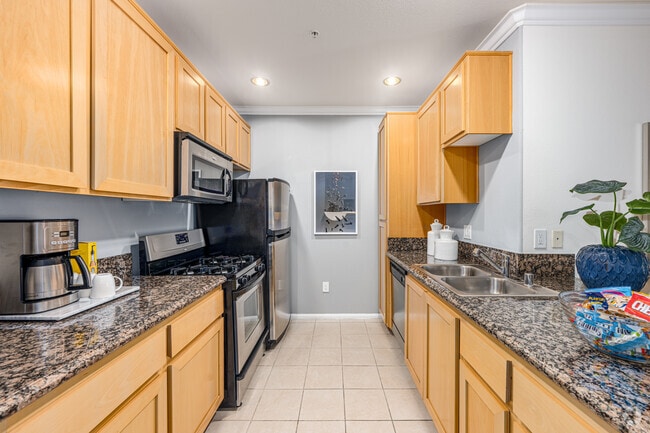 2BR, 2BA - 946SF - Kitchen - Orsini
