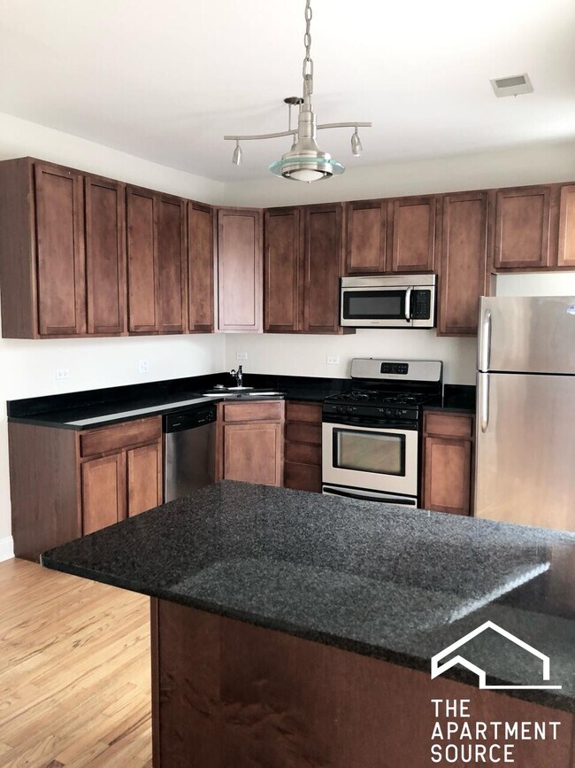 Building Photo - 1057 W Thorndale Ave