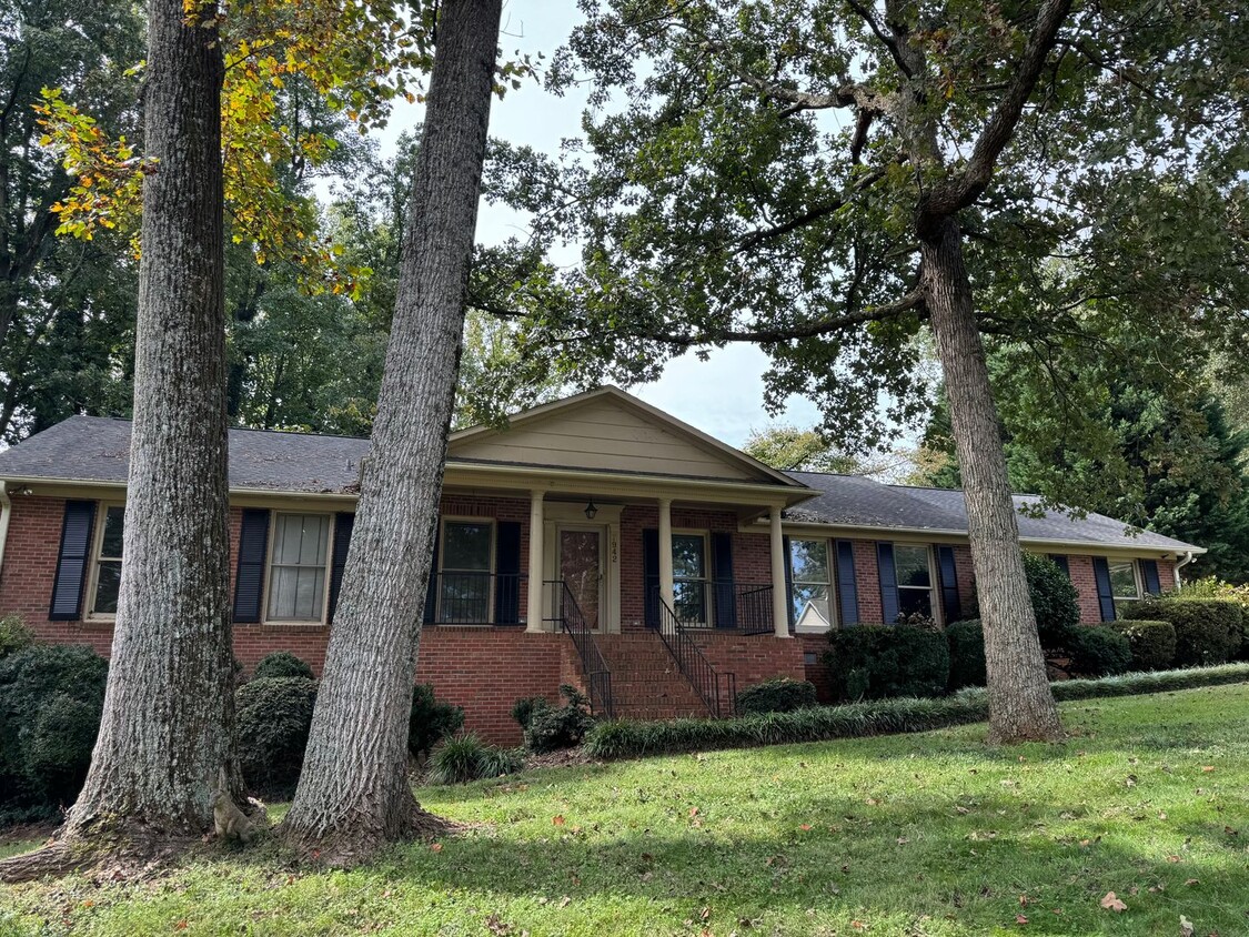 Primary Photo - Four Bedroom Brick Home in Denver with Lak...