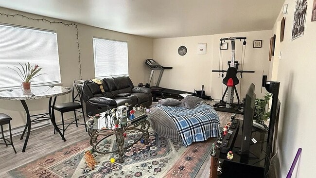 Building Photo - Large bedroom for rent! Private bathroom