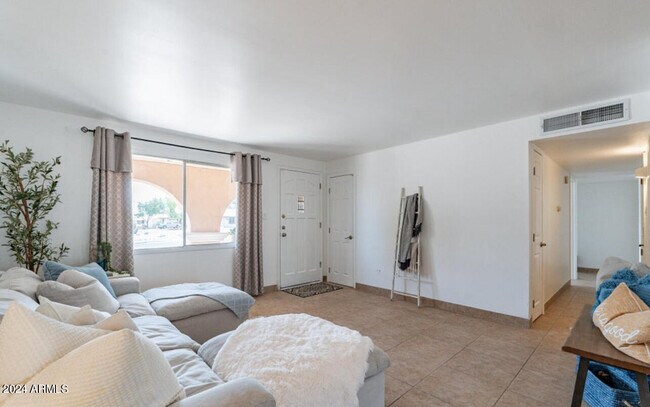 Foto del edificio - 3826 E Willow Ave