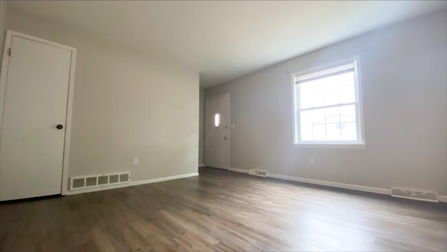 Building Photo - 203 Country Villa Ln