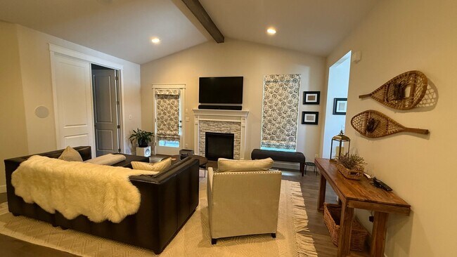 Foto del edificio - Furnished Ranch Style Condo W/Garage off Sand Lake/Kincaid. Must see. Available NOW!