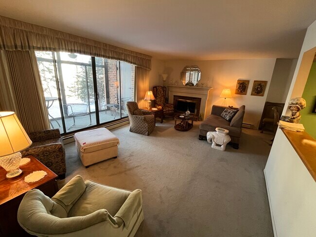 Foto del edificio - 6302 Mineral Point Rd