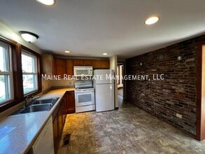 Building Photo - 40 Dillingham St