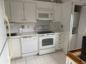 Building Photo - 1523 E Hillsboro Blvd