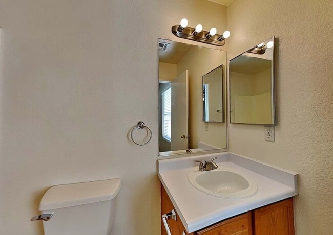 Building Photo - 205 E Valley View Dr