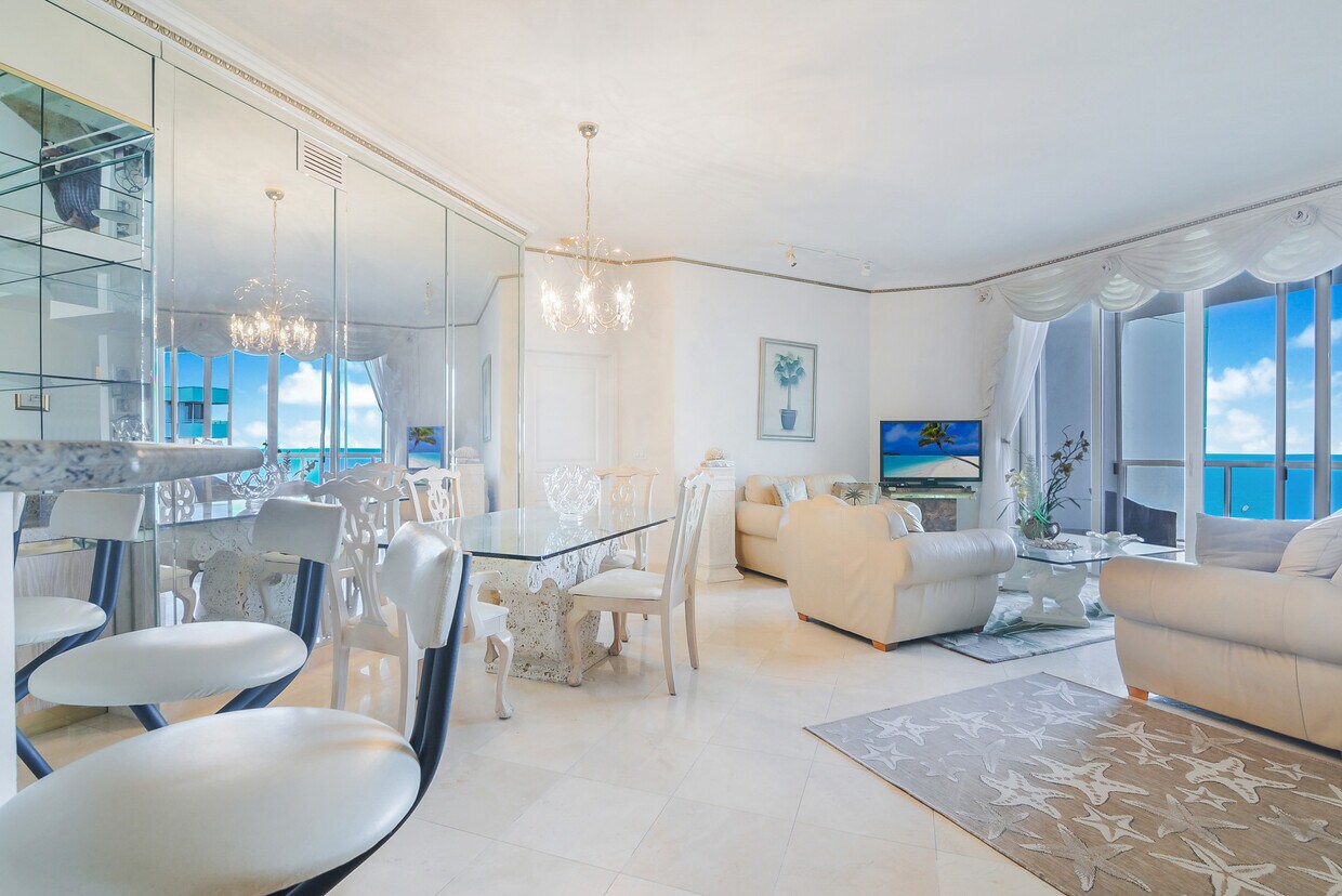 Foto principal - 8925 Collins Ave