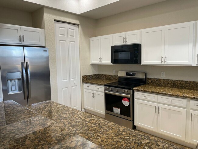 Foto del edificio - Furnished 1st Floor Condo in the Heart of ...