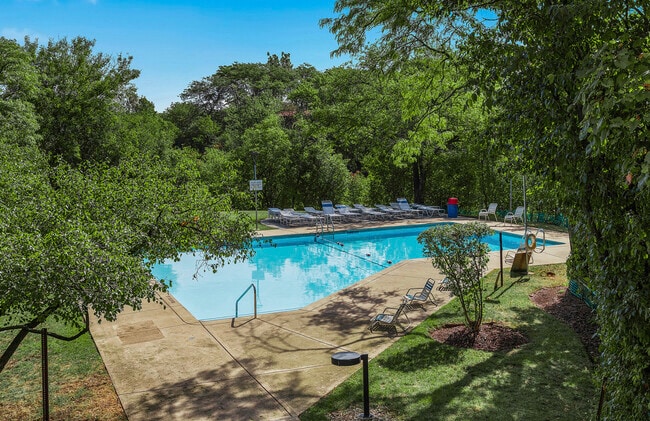 Building Photo - 5539 E Lake Dr