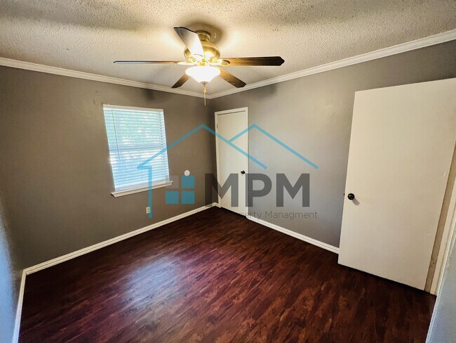 Building Photo - 105 Crestwood Dr