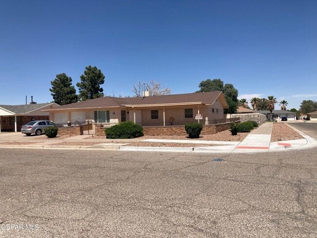 Building Photo - 1600 Vista Real Dr