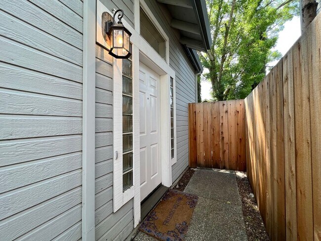 Building Photo - Spacious Three Bedroom Napa Home