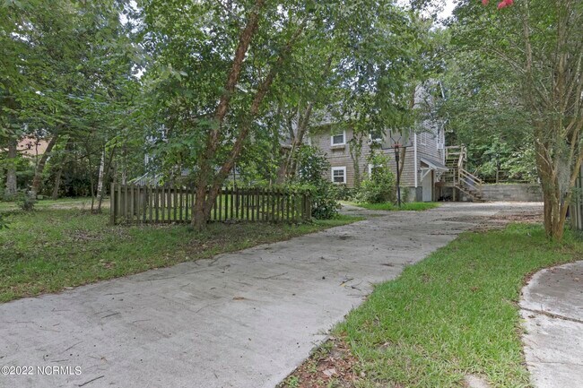 Building Photo - 804 Seven Oak Dr