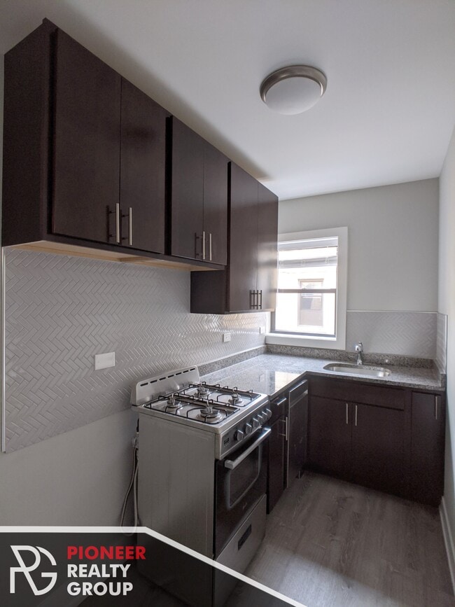 Building Photo - 437 W Belden Ave