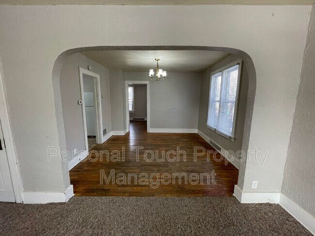 Building Photo - 1009 13th Ave N