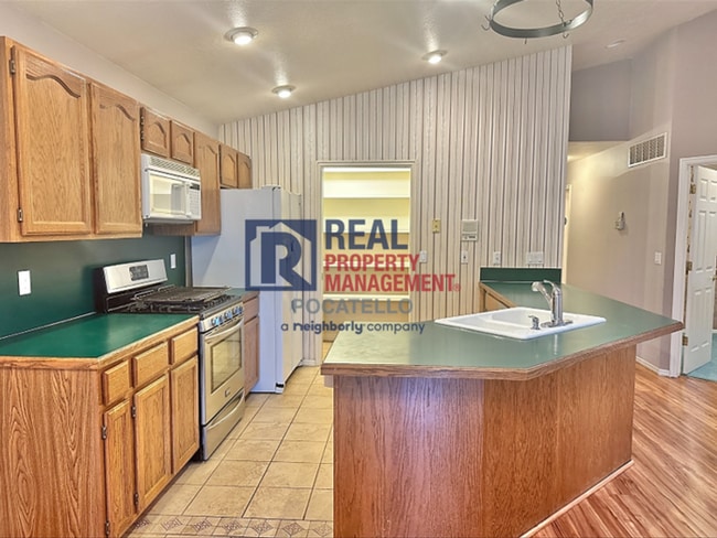 Foto del edificio - 3 Bed 2.5 Bath Twin Home - Double Car Gara...