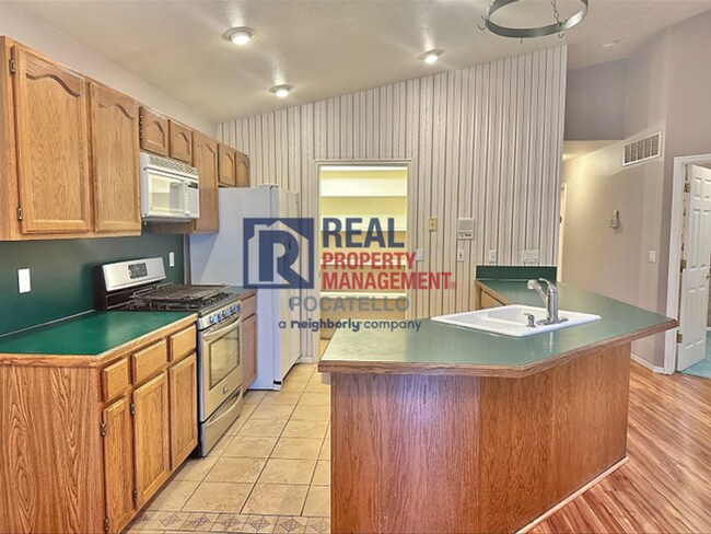 Foto del edificio - 3 Bed 2.5 Bath Twin Home - Double Car Garage - Small dogs negotiable