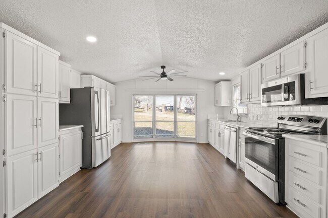 Building Photo - MUST SEE 3 BEDROOM/2 BATHROOM