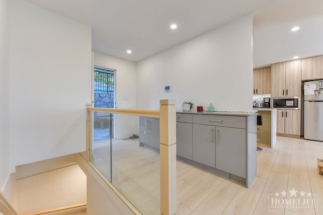 Building Photo - Spacious 3 Bedroom Upper Floor Home for Rent – North Delta