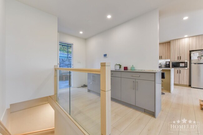 Photo du bâtiment - Spacious 3 Bedroom Upper Floor Home for Rent – North Delta