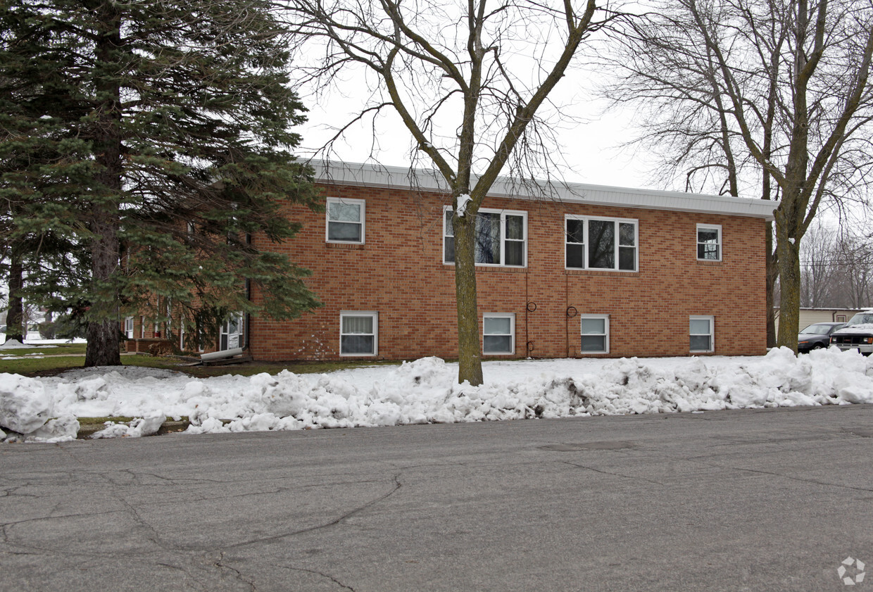 Building Photo - 302 Elm St S