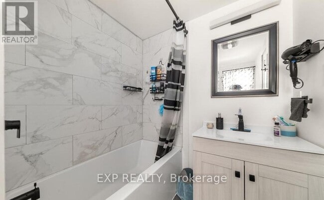 Building Photo - 89 College St E