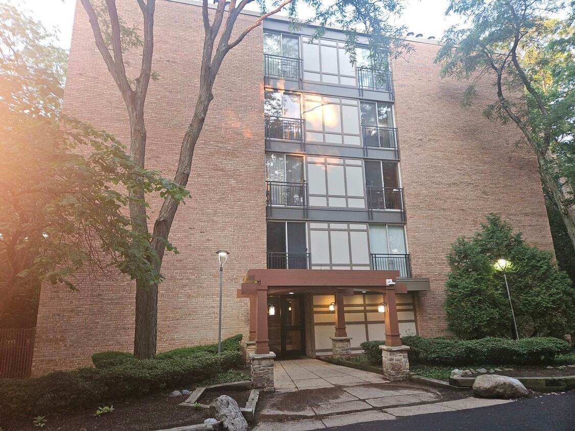 Primary Photo - 5800 Oakwood Dr