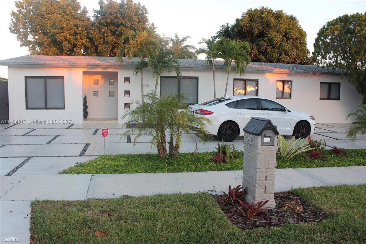 Foto principal - 3 br, 1.5 bath House - 1015 SW 82nd Ave