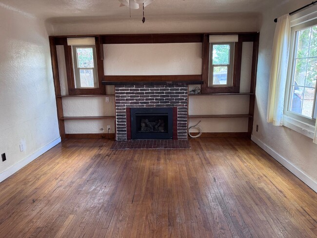Building Photo - 2 Bedroom, 1 Bathroom Home near Nob Hill/U...