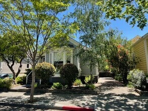 Building Photo - 122 University Ave