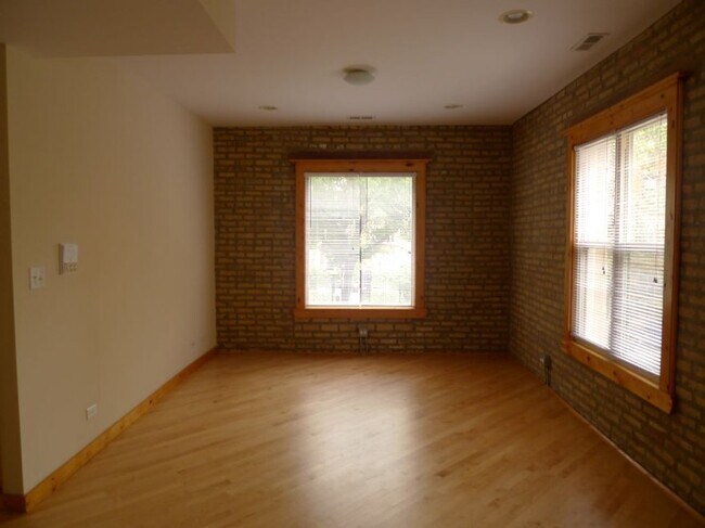 Building Photo - 1625 W Columbia Ave