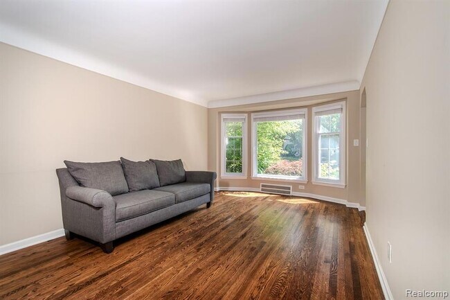 Foto del edificio - 4355 Elmwood Ave