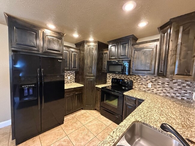 Foto del edificio - 3 Bed Brick Home! Large Backyard!