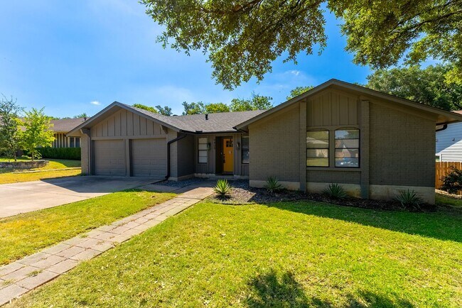 Building Photo - Luxury 4 Bedroom, 2 Bathroom Home, Prime L...