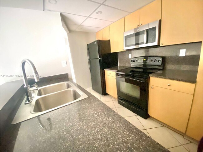 Foto del edificio - 7125 NW 186th St