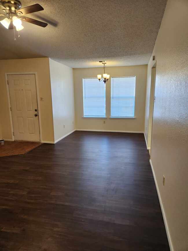 Foto del edificio - 123 Oakwood Ln