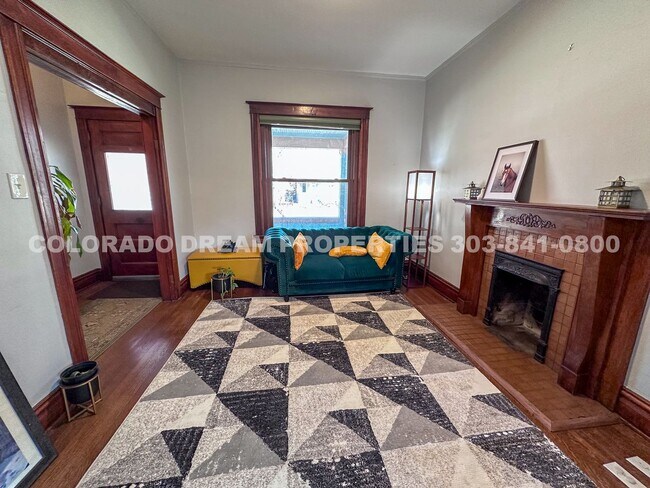 Foto del edificio - A home where old-world charm meets modern sophistication!