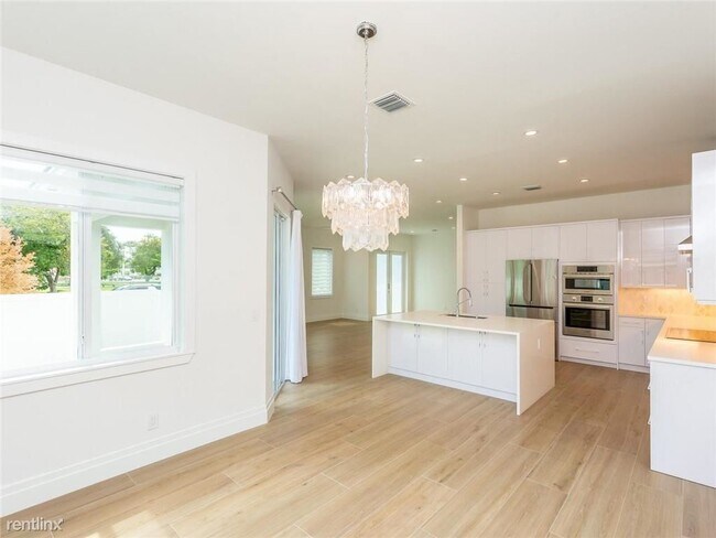 Building Photo - 3 br, 2.5 bath House - 501 SW 6th Ave