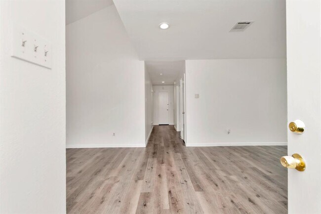 Building Photo - 6423 Coachwood Dr